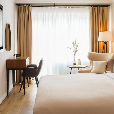 Hochwertige Ferienwohnung In Ruhiger Lage Mit Eigener Terrasse Und Parkplatz, Nur 7 Gehminuten Zum Strand Entfernt - Hoher Schlafkomfort Dank Boxspringbett 샬베우츠 외부 사진