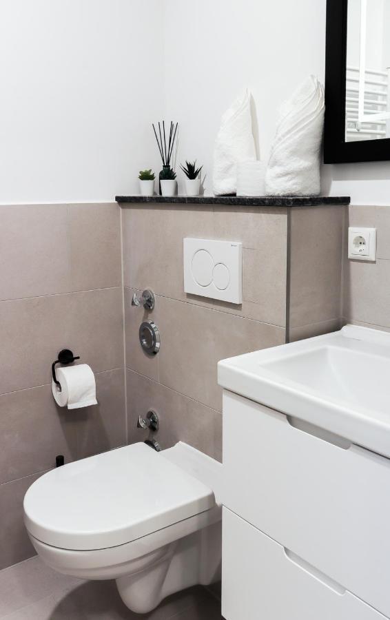 Hochwertige Ferienwohnung In Ruhiger Lage Mit Eigener Terrasse Und Parkplatz, Nur 7 Gehminuten Zum Strand Entfernt - Hoher Schlafkomfort Dank Boxspringbett 샬베우츠 외부 사진