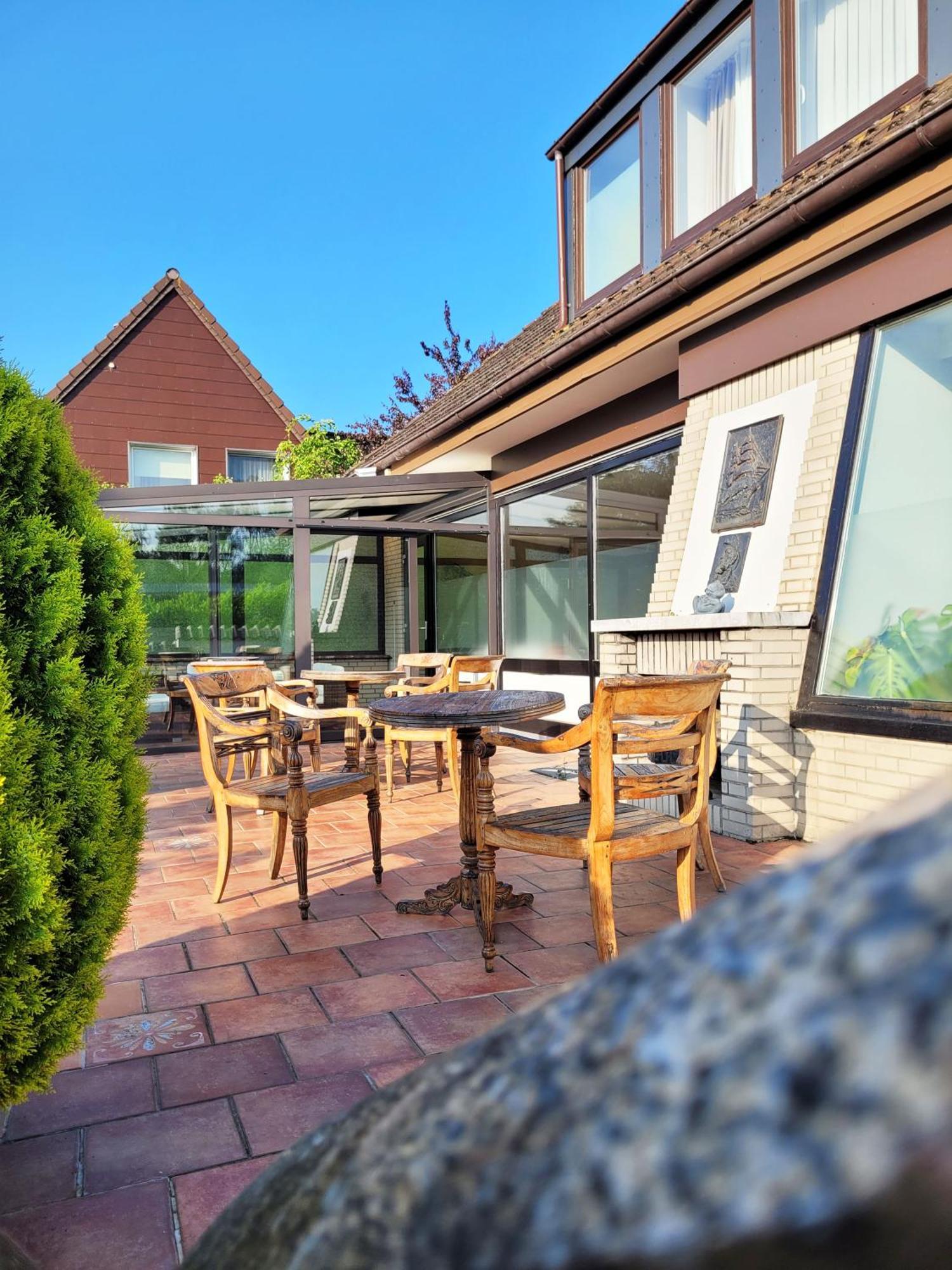 Hochwertige Ferienwohnung In Ruhiger Lage Mit Eigener Terrasse Und Parkplatz, Nur 7 Gehminuten Zum Strand Entfernt - Hoher Schlafkomfort Dank Boxspringbett 샬베우츠 외부 사진